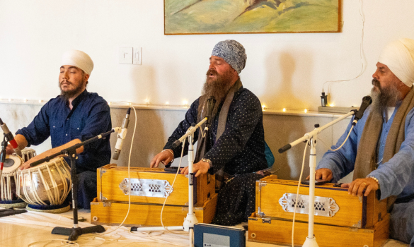Chardikhala Jatha playing Shabad Guru kirtan