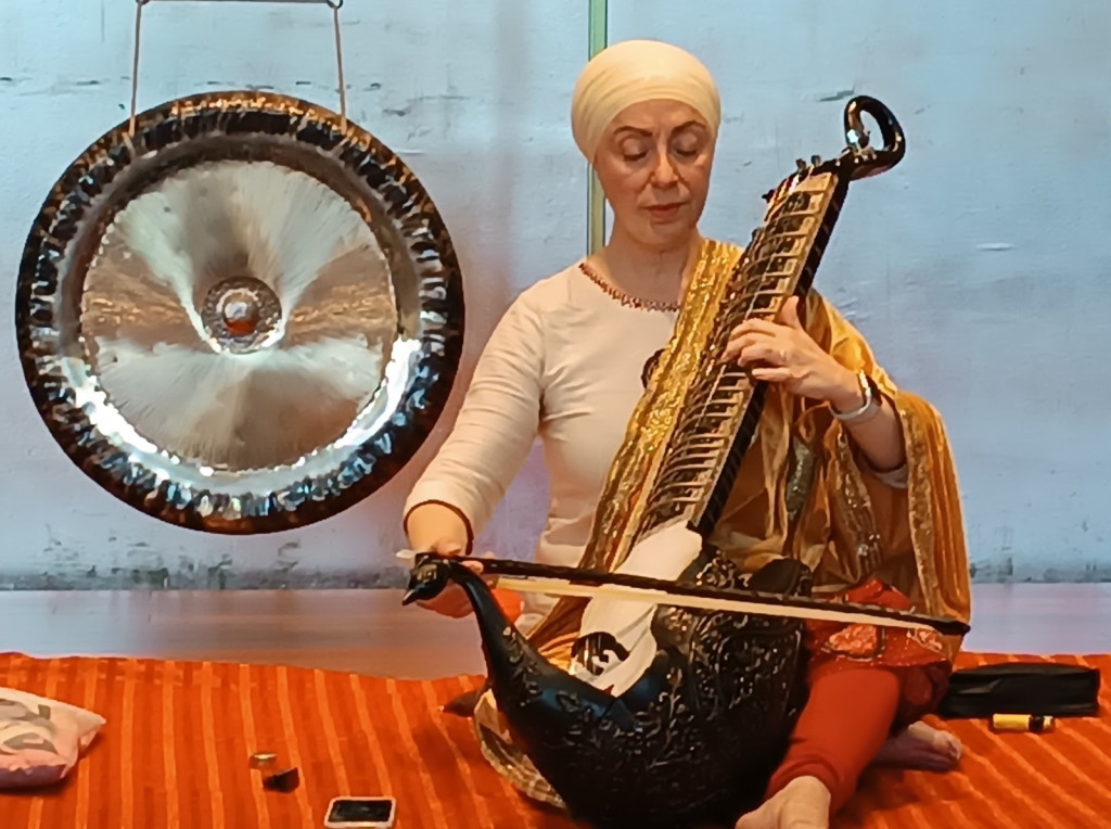 Manjeet Kaur playing Kirtan